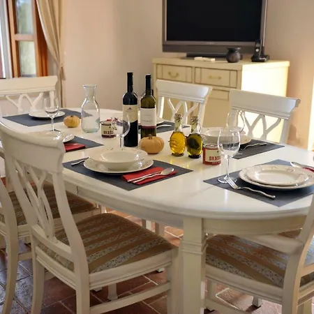 The House Aunt Regina Nyaraló